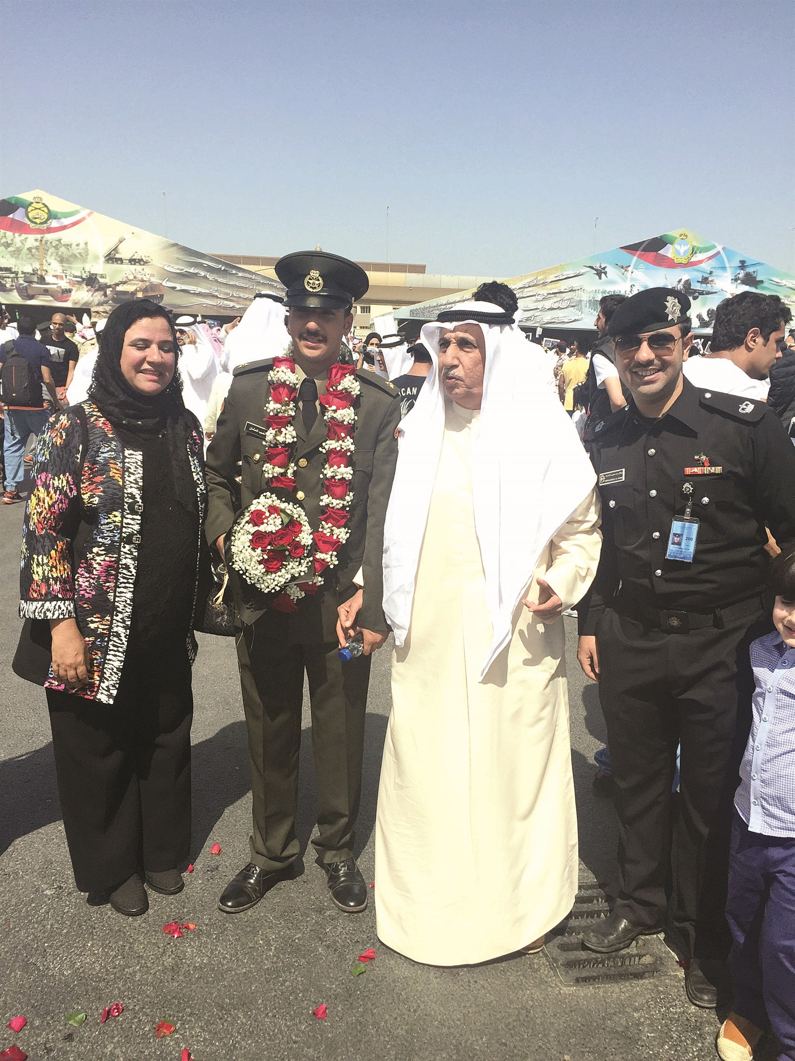 الخريج محمد العثمان مع والده ووالدته