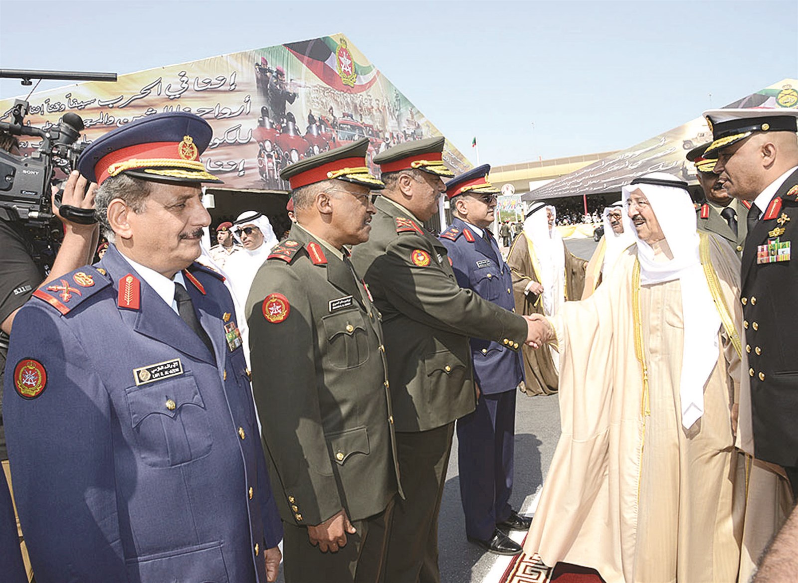 سمو الأمير مصافحاً كبار القادة لدى وصوله إلى الكلية