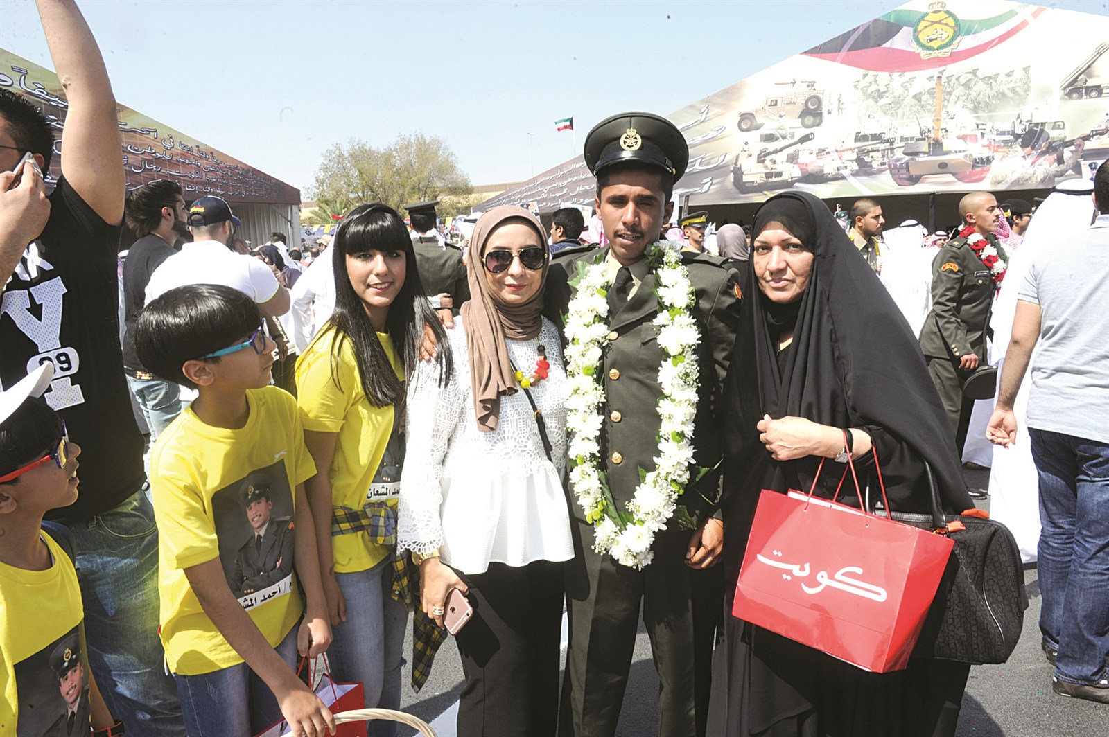 الملازم أحمد المشعان مع عائلته (تصوير زكريا عطية)