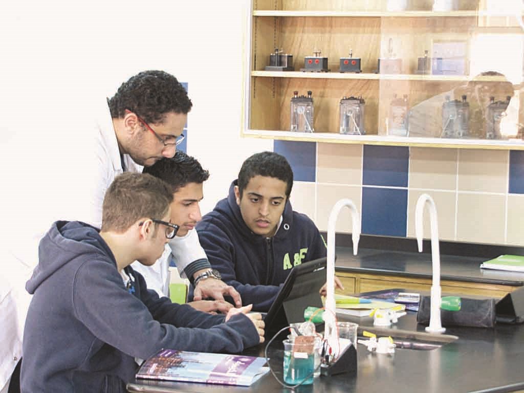 خالد محمود يشرف على الطلبة