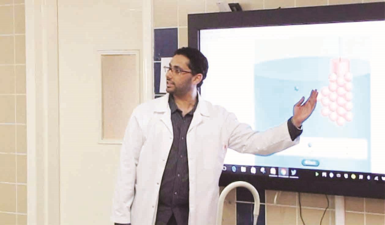 خالد محمود أثناء إلقاء المحاضرة