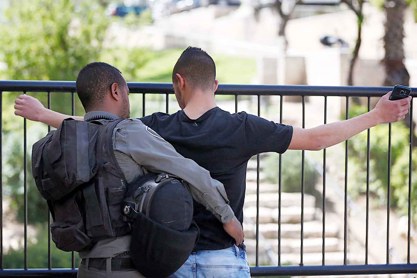 u0634u0631u0637u064a u0625u0633u0631u0627u0626u064au0644u064a u064au0641u062au0651u0634 u0641u0644u0633u0637u064au0646u064au0627u064b u0639u0646u062f u0645u062fu062eu0644 u0628u0648u0627u0628u0629 u062fu0645u0634u0642 u0641u064a u0627u0644u0642u062fu0633 u0627u0644u0634u0631u0642u064au0629 ( u0627 u0641 u0628)