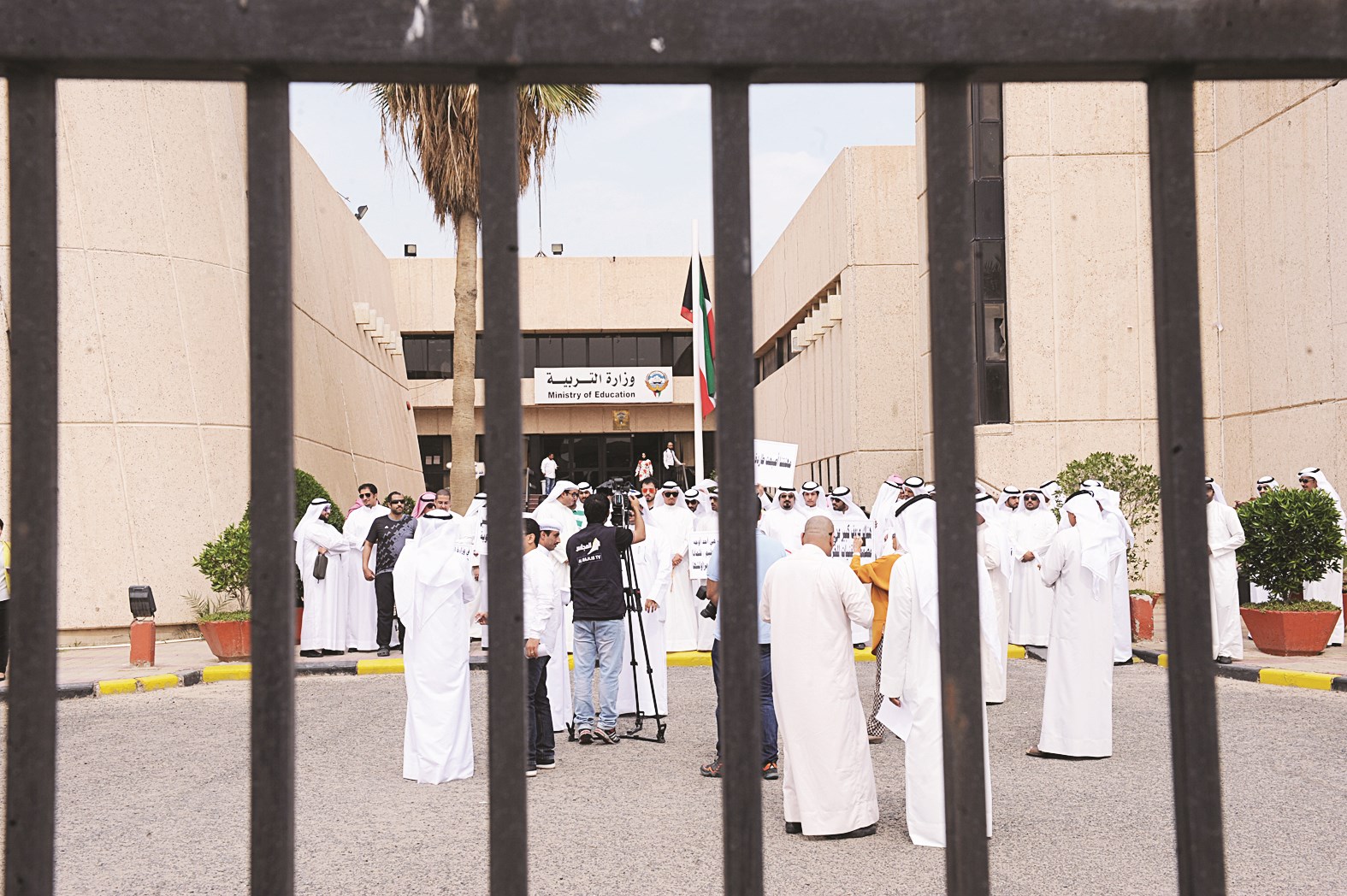 u0627u0644u0645u0639u062au0635u0645u0648u0646 u0623u0645u0627u0645 u0645u062fu062eu0644 u0627u0644u0645u0628u0646u0649 u0631u0642u0645 (1) u0641u064a u0648u0632u0627u0631u0629 u0627u0644u062au0631u0628u064au0629 (u062au0635u0648u064au0631 u062cu0644u0627u0644 u0645u0639u0648u0636)