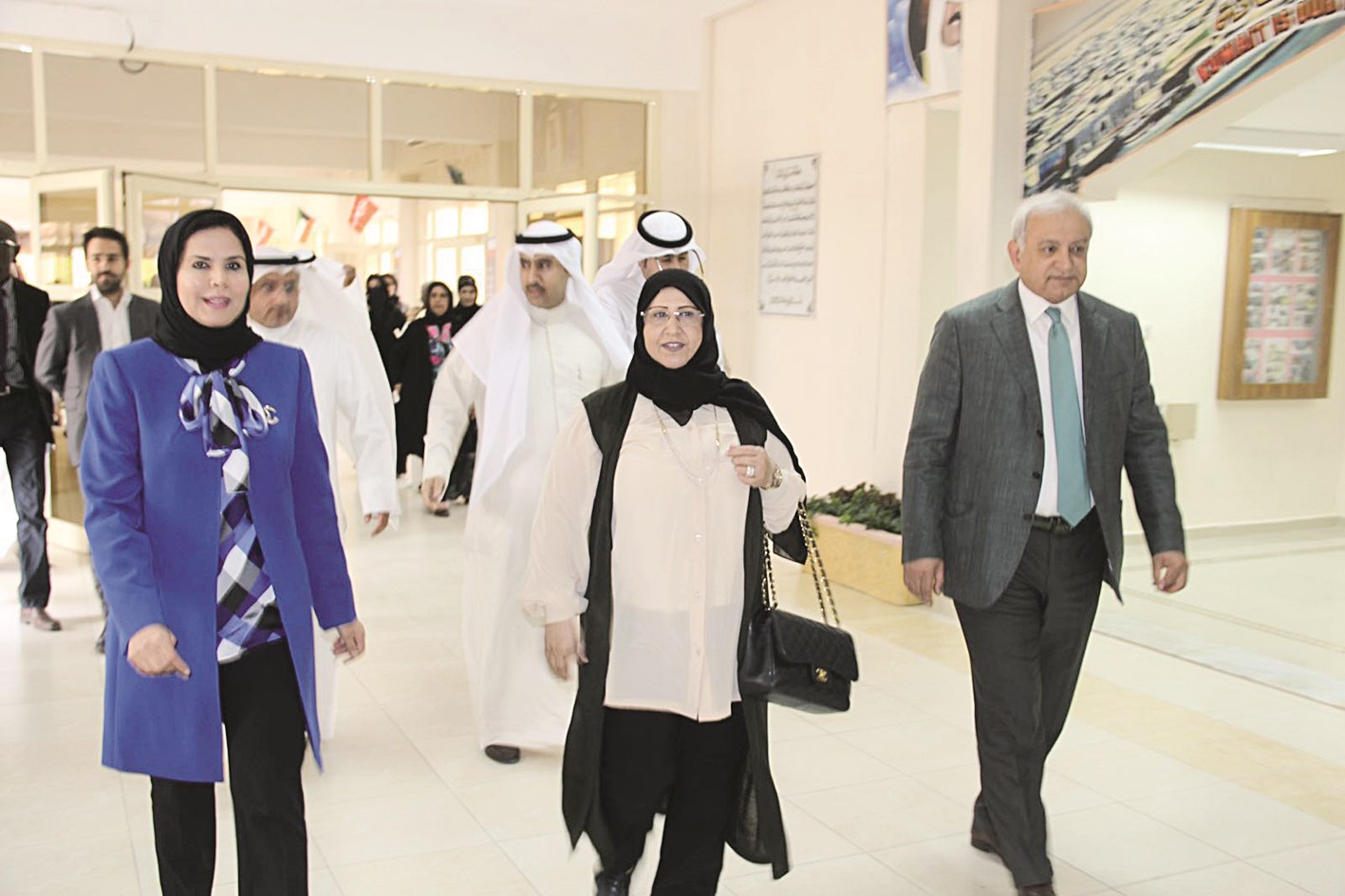 العيسى في جولة بالمدرسة