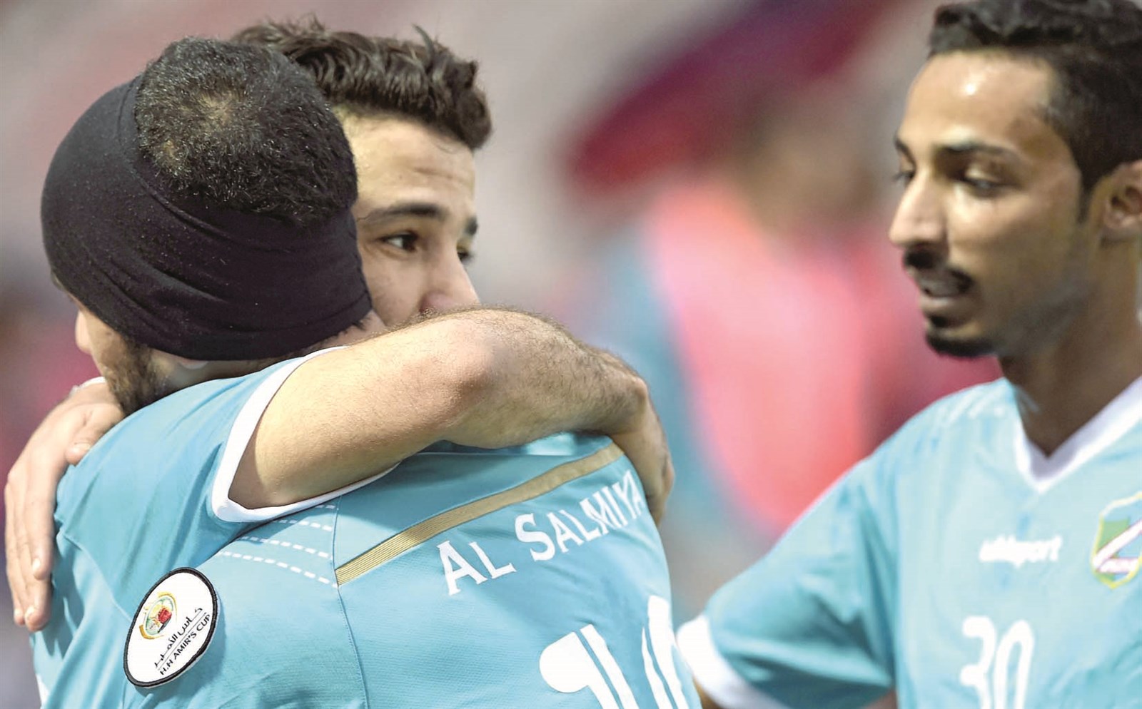 u0646u062cu0645 u0627u0644u0633u0627u0644u0645u064au0629 u062du0645u062f u0627u0644u0639u0646u0632u064a u064au062au0644u0642u0649 u0627u0644u062au0647u0646u0626u0629 u0628u0639u062f u0647u062fu0641u0647 u0641u064a u0645u0631u0645u0649 u0627u0644u062cu0647u0631u0627u0621 (u0627u0644u0623u0632u0631u0642 u062fu0648u062a u0643u0648u0645)