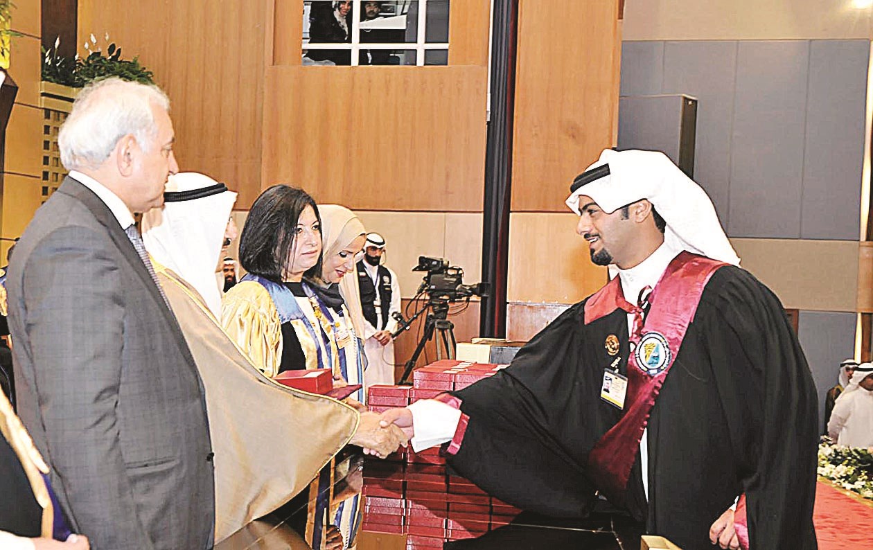 ... ومتفوقا آخر