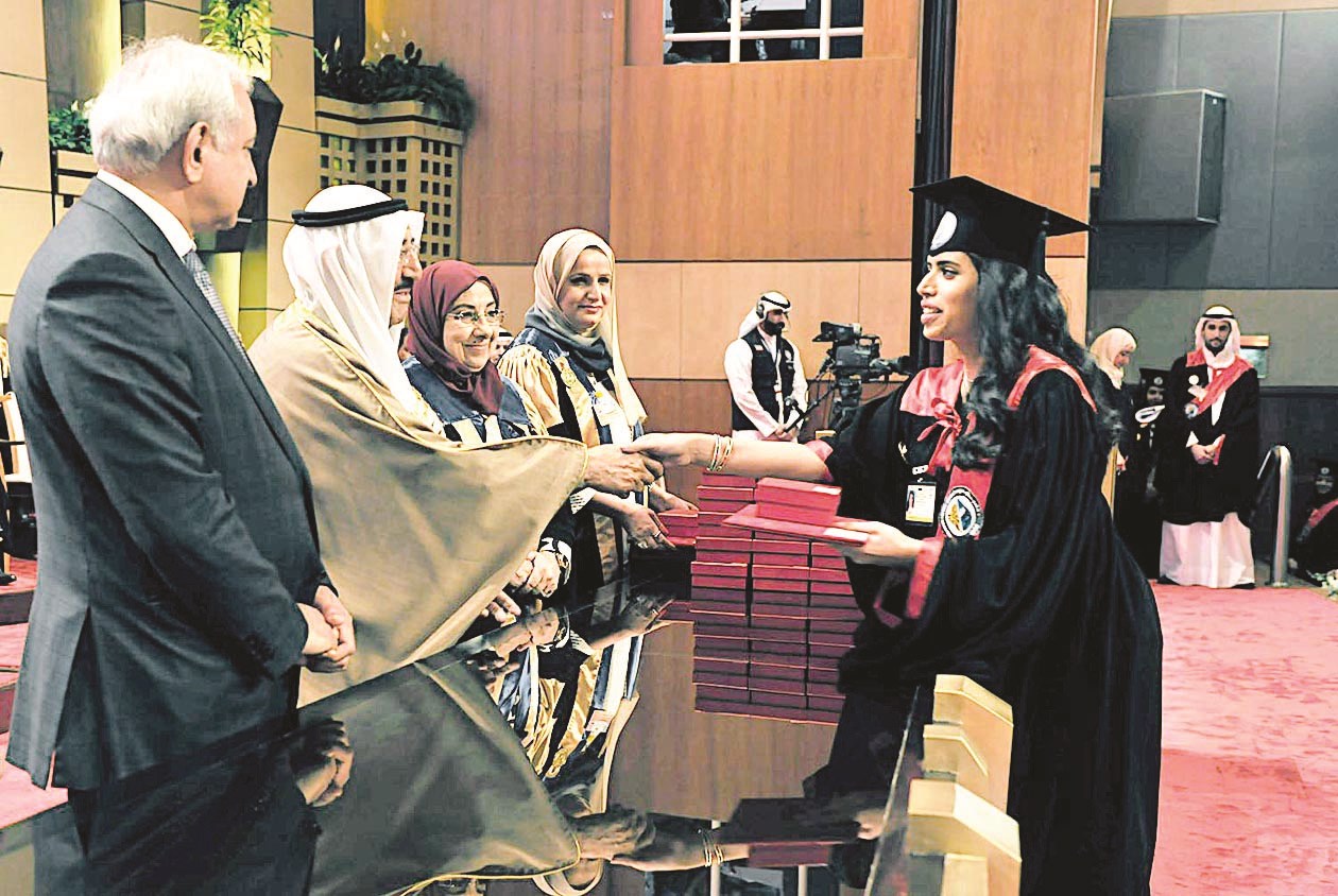 .. ومتفوقة فرحة بالتكريم