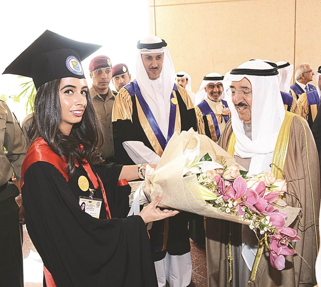 استقبال سمو الأمير بالورود