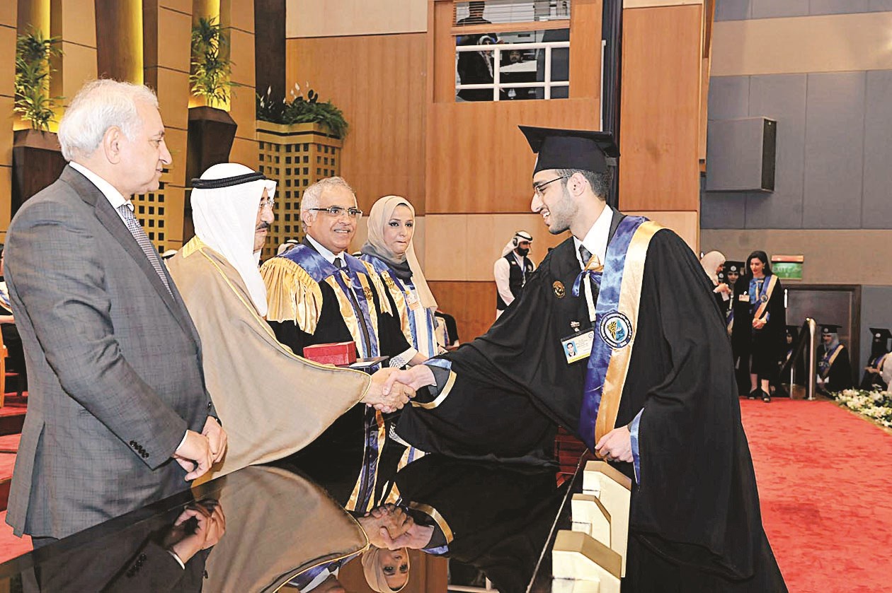 صاحب السمو يكرم متفوقا