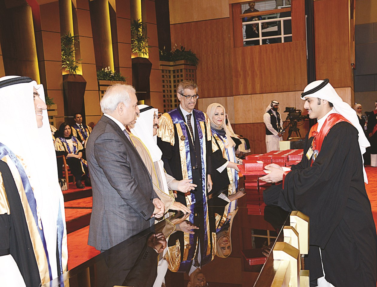 ... ومتفوق ينال جائزته