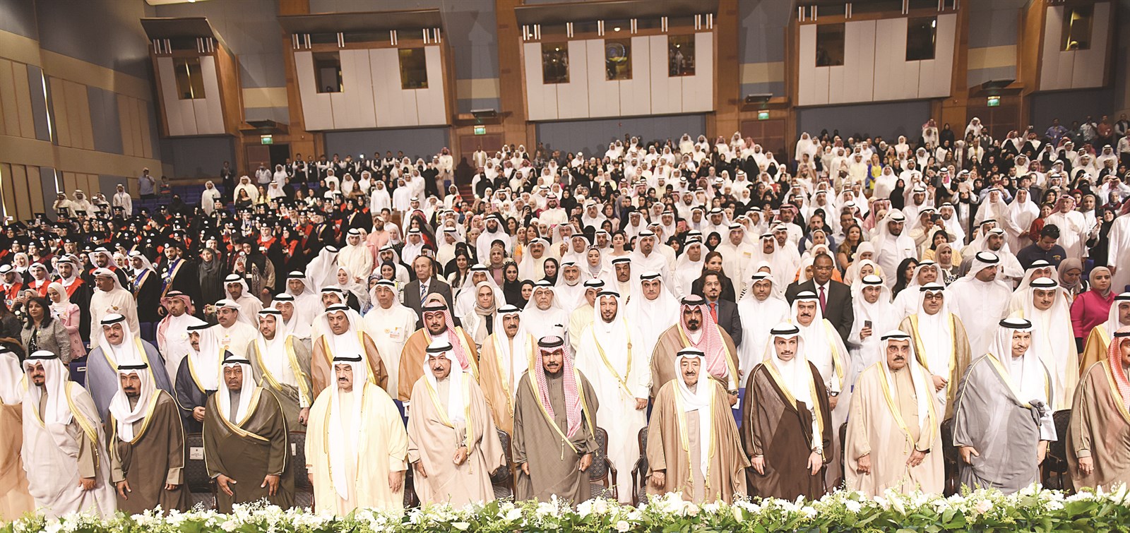 الأمير وولي العهد والغانم وكبار الشيوخ والمبارك والوزراء والحضور وقوفاّ للنشيد الوطني