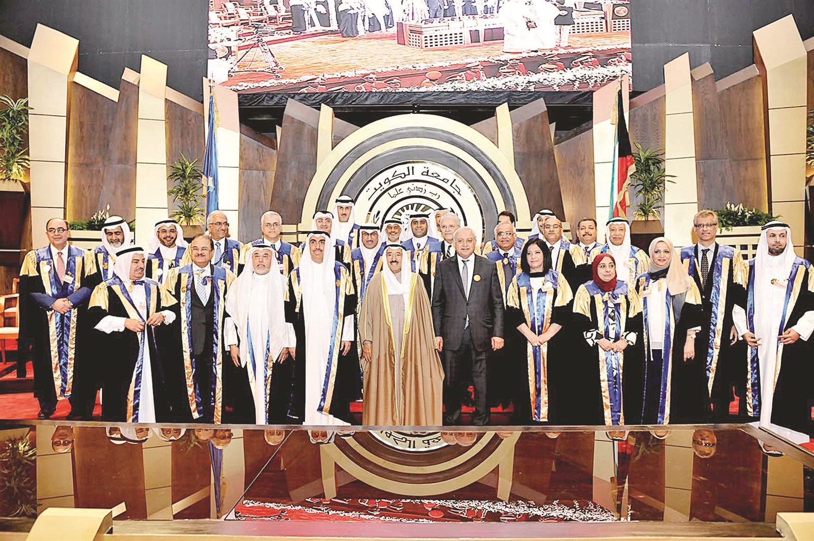 صاحب السمو متوسطا العيسى والأنصاري وكوكبة من الأكاديميين في الجامعة