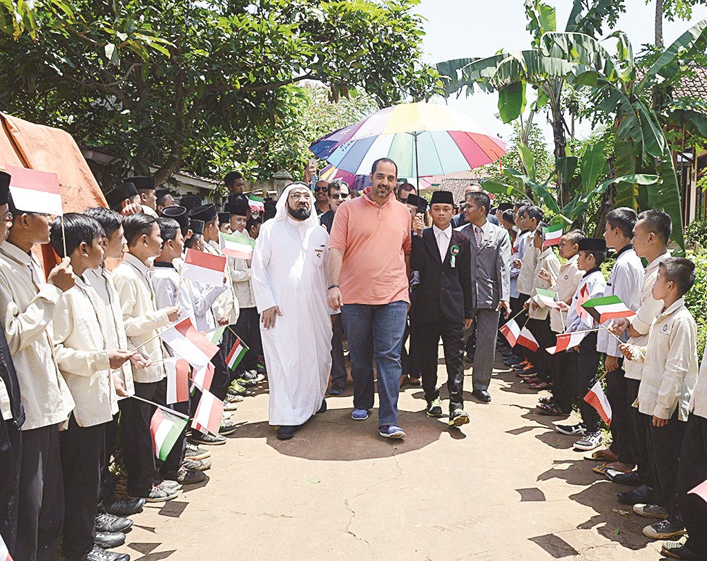 ...وجائلاً في القرية