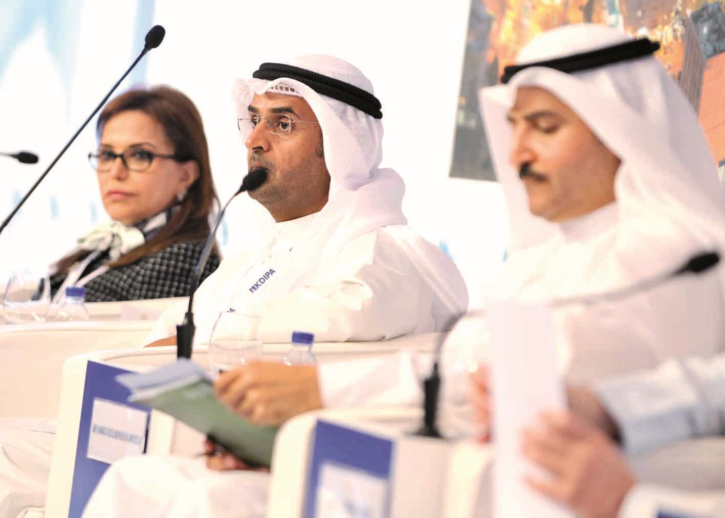 المرزوق والحجرف والبحر في إحدى جلسات الملتقى (تصوير سعد هنداوي)