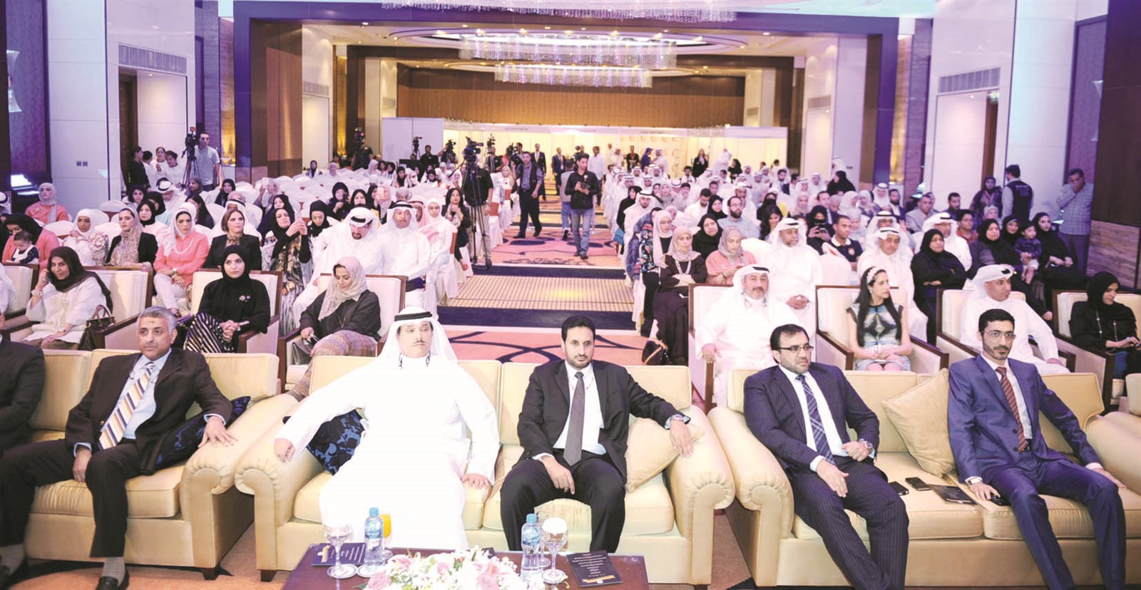 u062cu0627u0646u0628 u0645u0646 u062du0636u0648u0631 u0627u0644u0627u062du062au0641u0627u0644b(u062au0635u0648u064au0631 u0637u0627u0631u0642 u0639u0632u0627u0644u062fu064au0646)