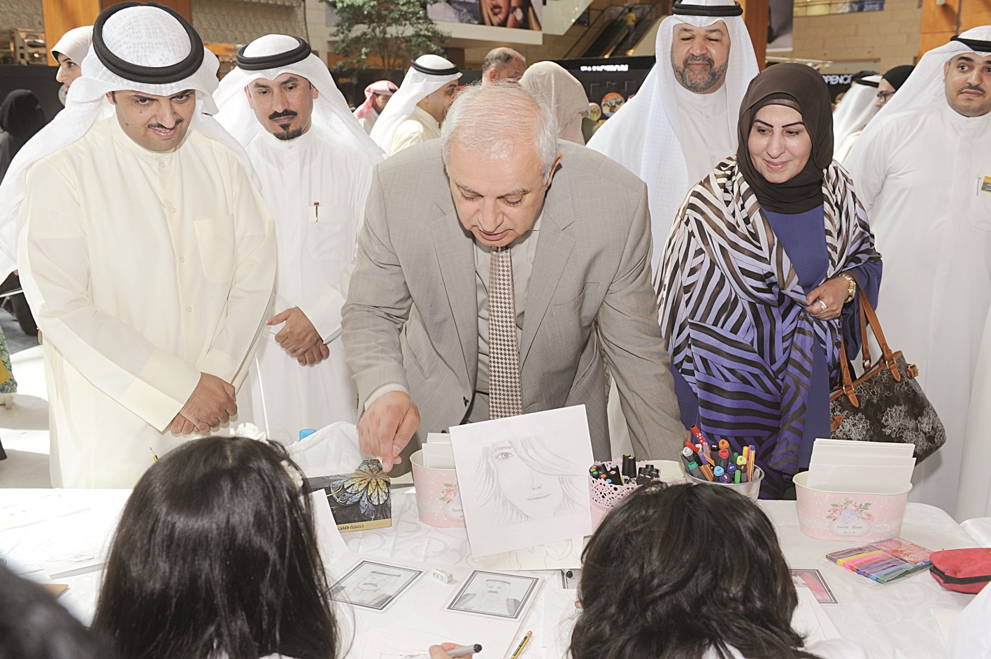 u0627u0644u0639u064au0633u0649 u064au0633u062au0641u0633u0631 u0645u0646 u0625u062du062fu0649 u0627u0644u0631u0633u0627u0645u0627u062a u0627u0644u0635u063au064au0631u0627u062a u0639u0646 u0644u0648u062du062au0647u0627 (u062au0635u0648u064au0631 u0632u0643u0631u064au0627 u0639u0637u064au0629)