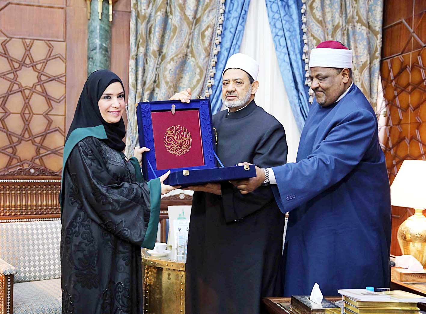 u0627u0644u0637u064au0628 u064au0633u0644u0651u0645 u0627u0644u0642u0628u064au0633u064a u0647u062fu064au0629 u062au0630u0643u0627u0631u064au0629 u0641u064a u0645u0642u0631 u0645u0634u064au062eu0629 u00abu0627u0644u0623u0632u0647u0631u00bb