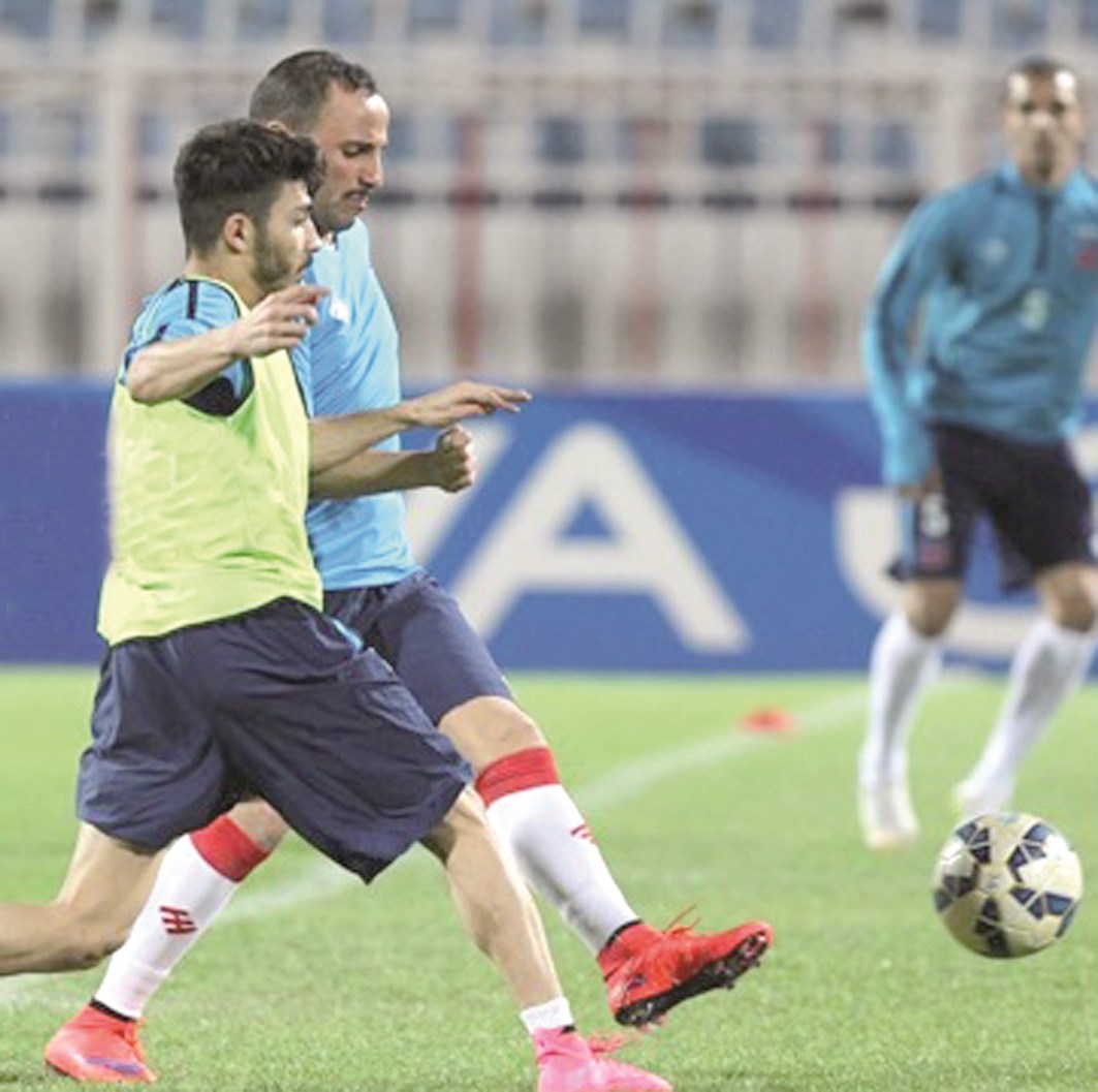 مرزوق الغانم والحربي في صراع على الكرة خلال أحد تدريبات «العميد»