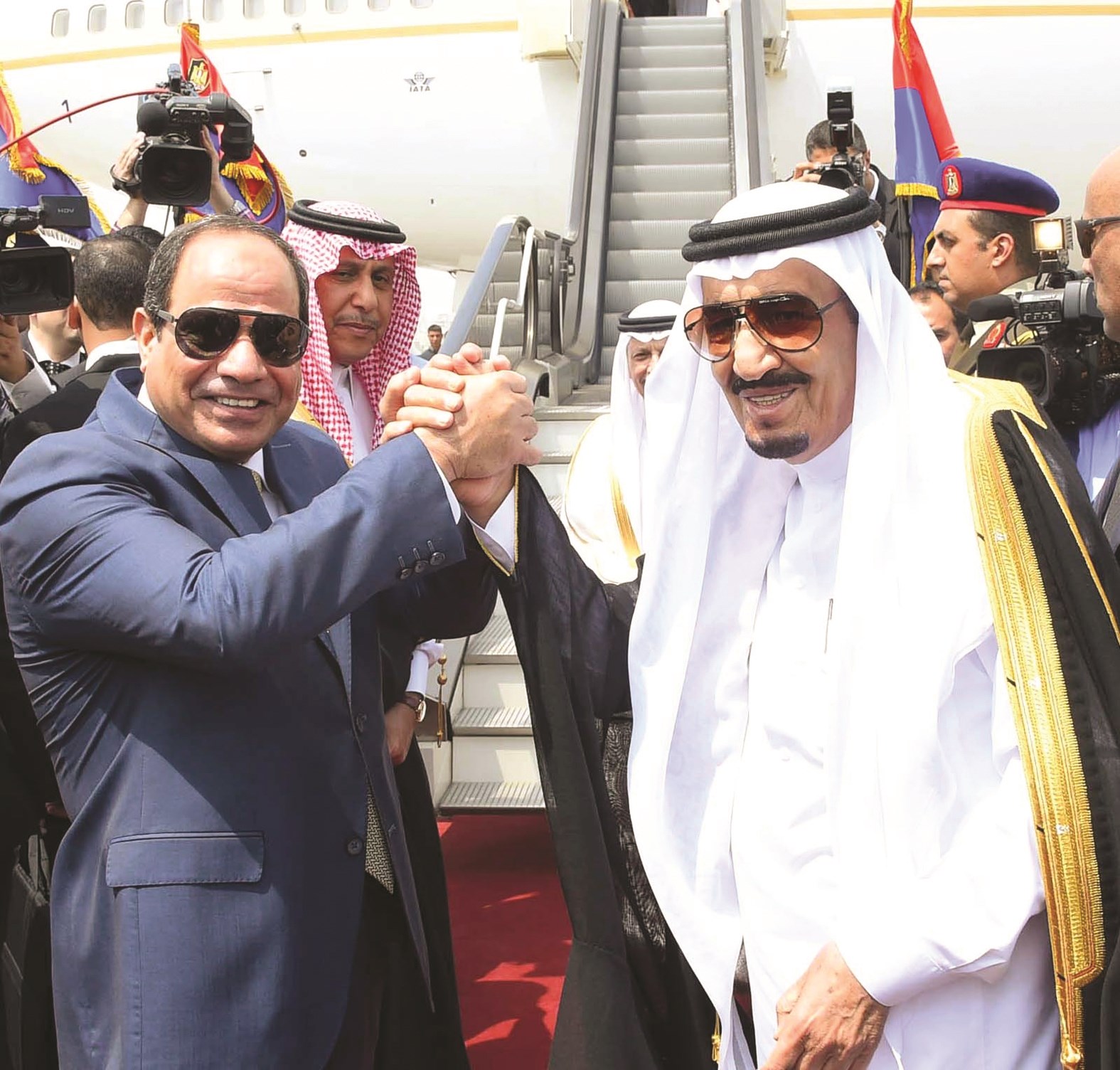 u062eu0627u062fu0645 u0627u0644u062du0631u0645u064au0646 u0648u0627u0644u0633u064au0633u064a u064au0634u0628u0643u0627u0646 u0623u064au062fu064au0647u0645u0627 u0644u062fu0649 u0648u062fu0627u0639 u0627u0644u0645u0644u0643 u0641u064a u0645u0637u0627u0631 u0627u0644u0642u0627u0647u0631u0629    (u0623 u0628)