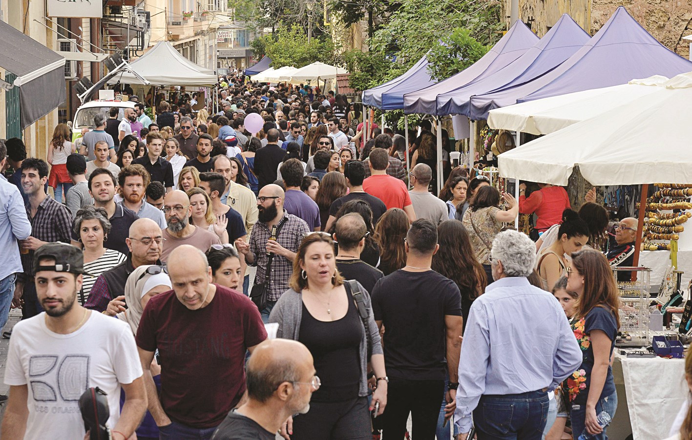 u0644u0628u0646u0627u0646u064au0648u0646 u0641u064a u0634u0627u0631u0639 u0645u0648u0646u0648 u0641u064a u0645u0646u0637u0642u0629 u0627u0644u0623u0634u0631u0641u064au0629 u064au0633u062au0645u062au0639u0648u0646 u0628u064au0648u0645 u0645u0646 u062fu0648u0646 u0633u064au0627u0631u0627u062a (u062f u0628 u0627)