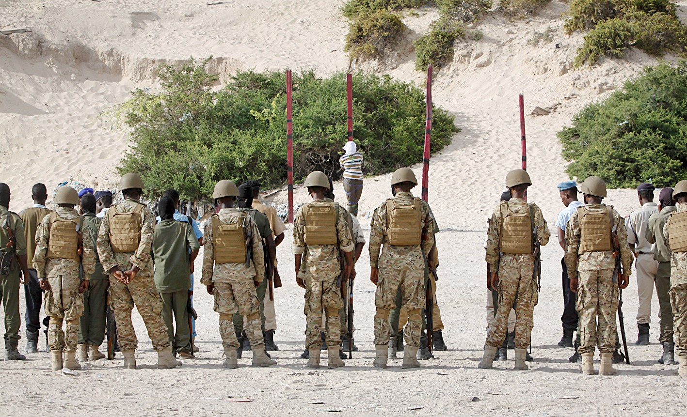 u062du0633u0646 u062du0646u0641u064a u0641u064a u0645u0648u0627u062cu0647u0629 u0641u0631u0642u0629 u0645u0646 u0627u0644u0634u0631u0637u0629 u0642u0628u0644 u0625u0639u062fu0627u0645u0647 u0623u0645u0633 u0631u0645u064au0627u064b u0628u0627u0644u0631u0635u0627u0635b (u0627 u0628)