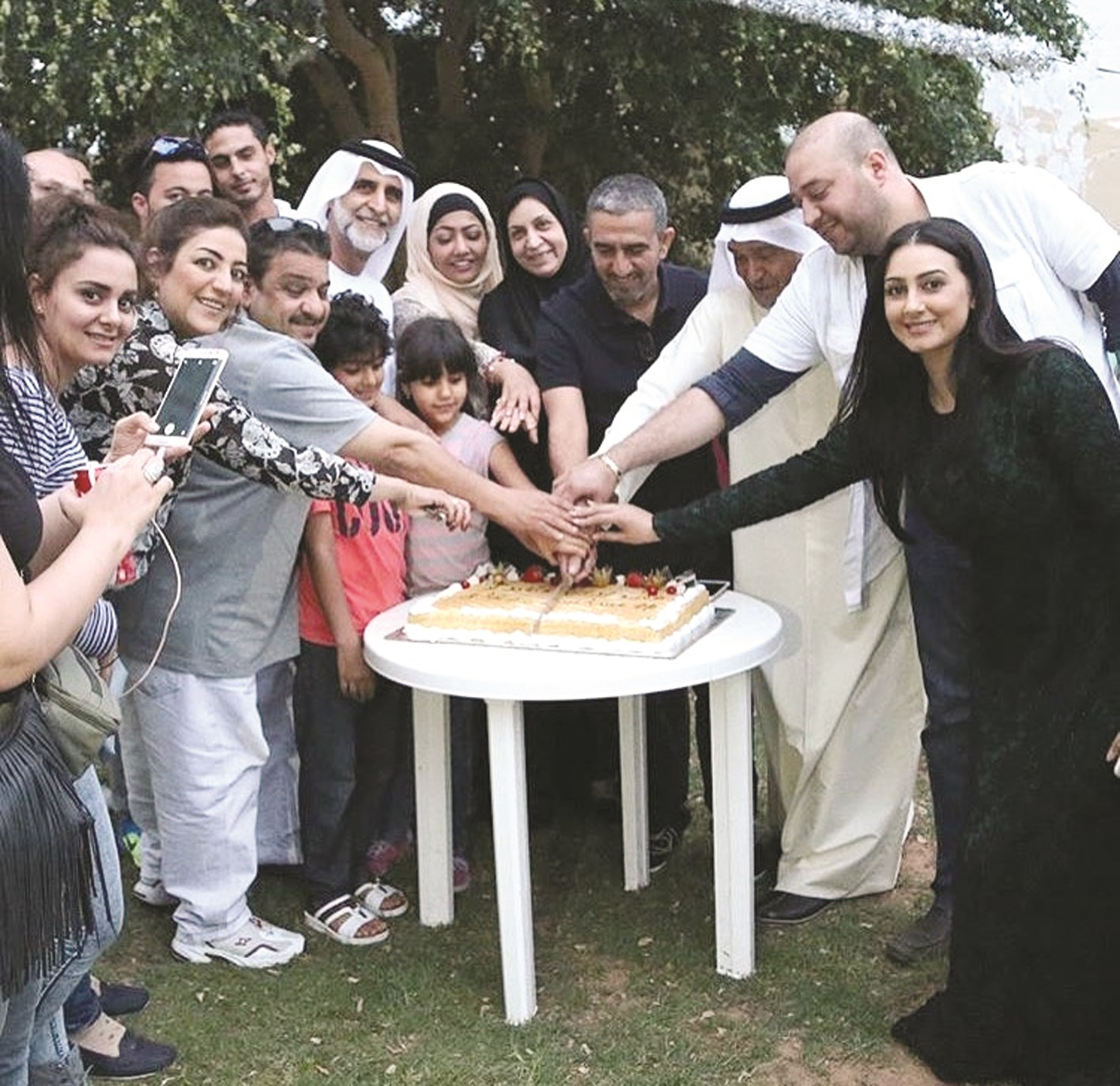 تقطيع كعكة الاحتفال ببدء التصوير