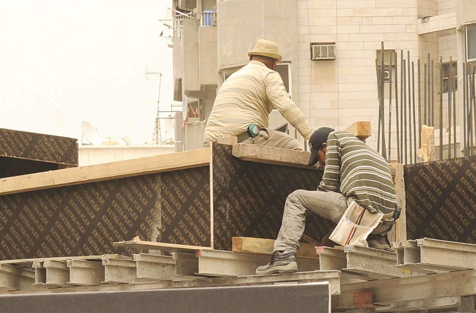 u0639u0645u0627u0644 u064au0648u0627u0635u0644u0648u0646 u0639u0645u0644u0647u0645 u0641u064a u0627u0644u062cu0648 u0627u0644u0645u063au0628u0631 (u062au0635u0648u064au0631 u062cu0644u0627u0644 u0645u0639u0648u0636)