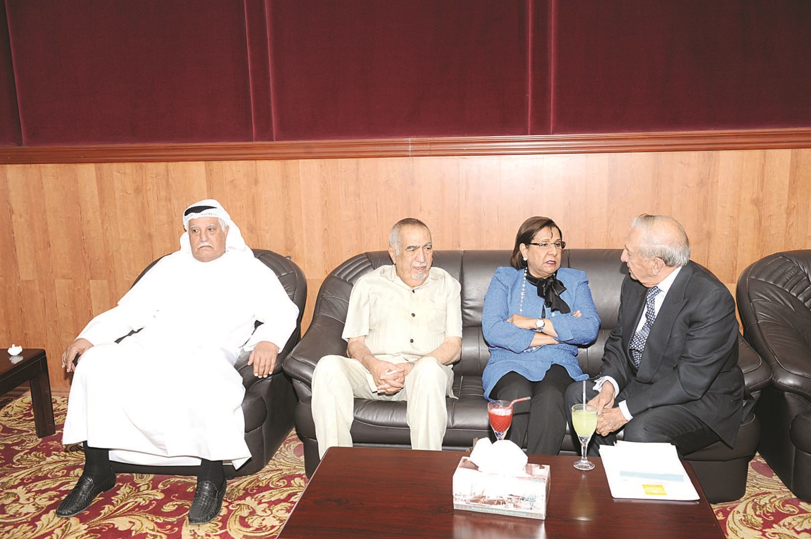 نقاش بين العيسى والحمود على هامش المؤتمر (تصوير جلال معوض)