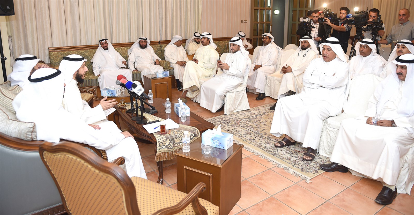 u0627u0644u0645u062au062du062fu062bu0648u0646 u0648u0627u0644u062du0636u0648u0631 u0641u064a u0627u0644u0646u062fu0648u0629  ( u062au0635u0648u064au0631 u062cu0627u0633u0645 u0628u0627u0631u0648u0646)