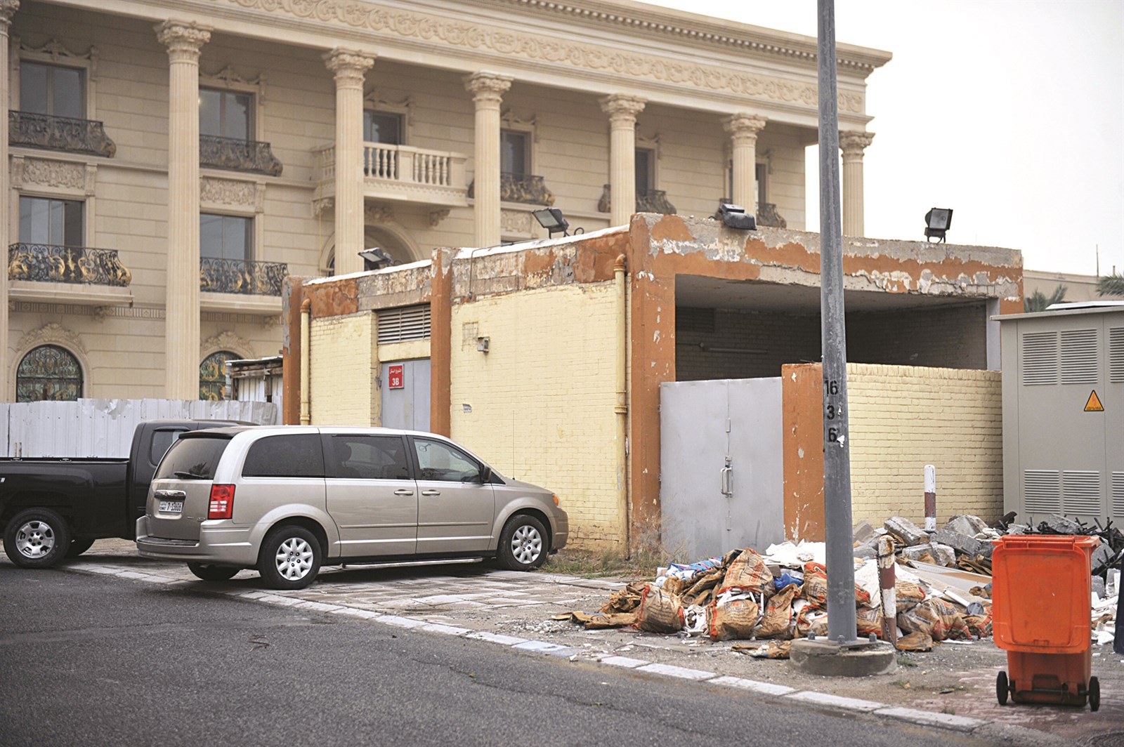 منزل الشيخ ويبدو بجانبه محول الكهرباء الذي سينقل إلى الحديقة