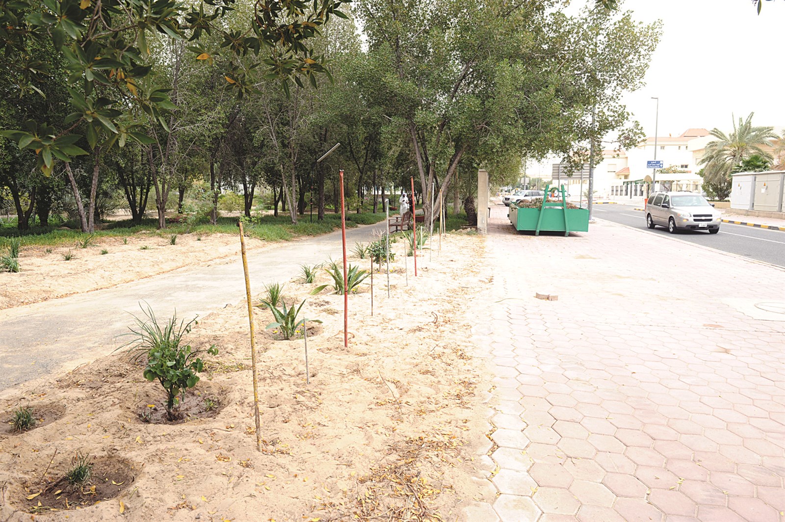 مشروع نقل المحول هدم سور الحديقة واقتلع أشجارها (تصوير زكريا عطية)