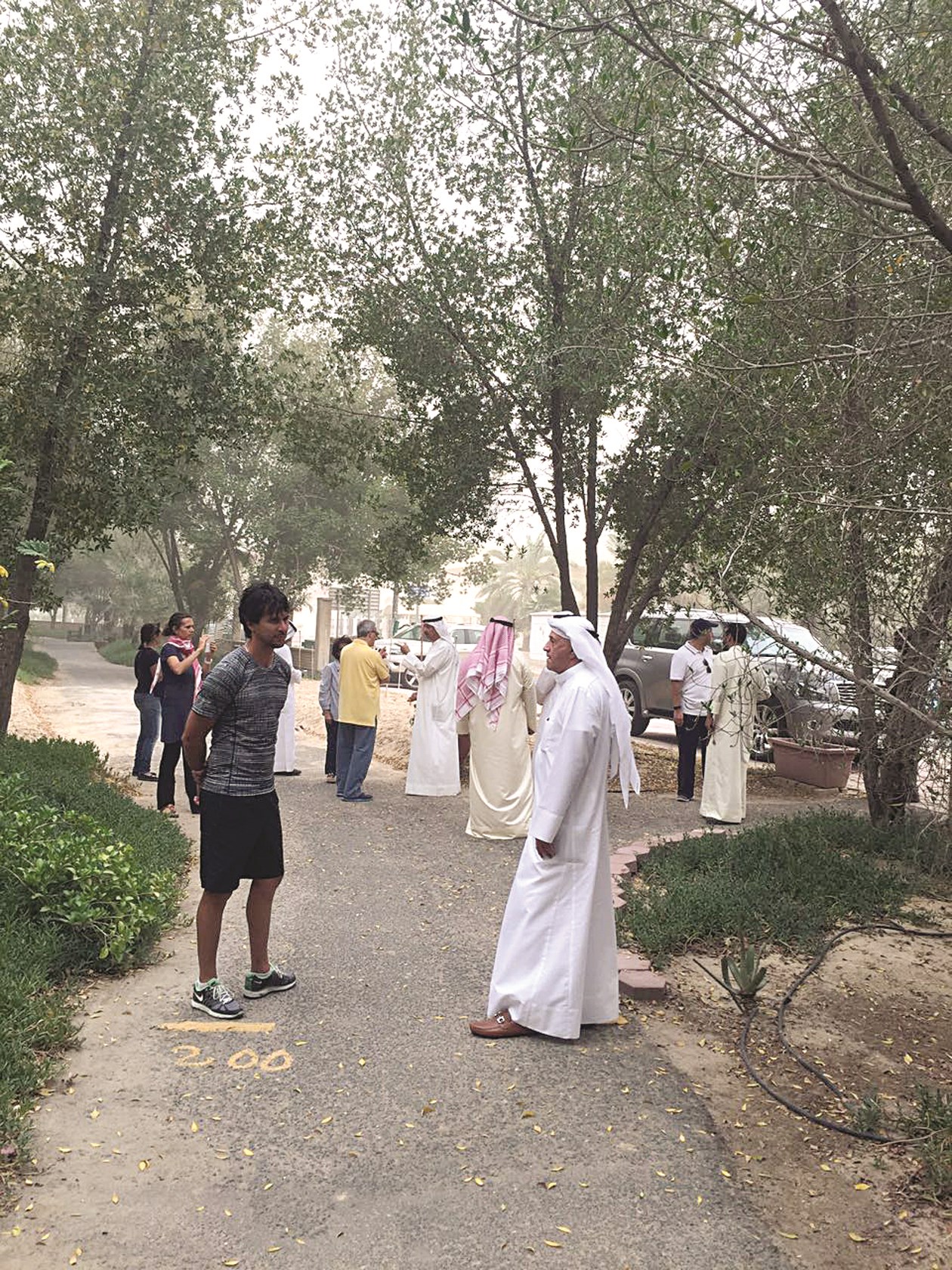 وقفة احتجاجية من الأهالي