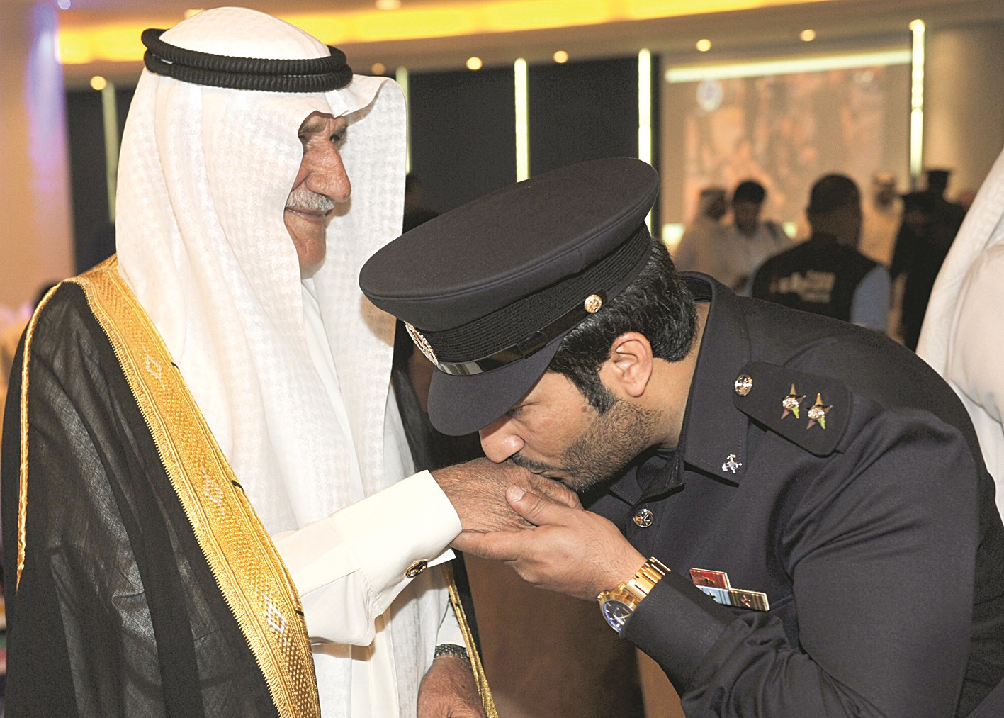 الخريج حسين العنزي يقبّل يد والده