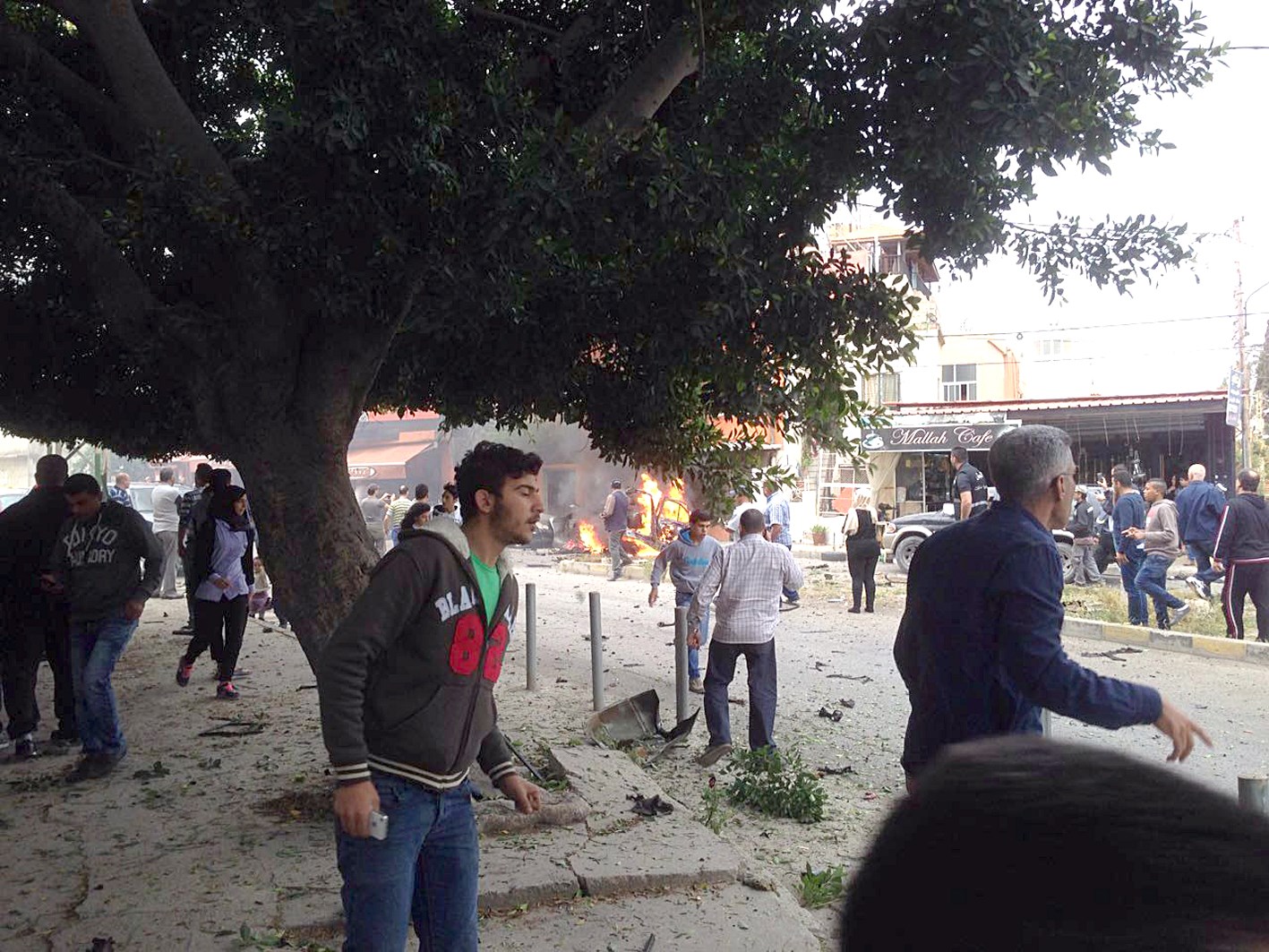 u0645u0648u0627u0637u0646u0648u0646 u064au062au0641u0631u062cu0648u0646 u0641u064a u0645u0648u0642u0639 u0627u0644u0647u062cu0648u0645 u0642u0631u0628 u0635u064au062fu0627