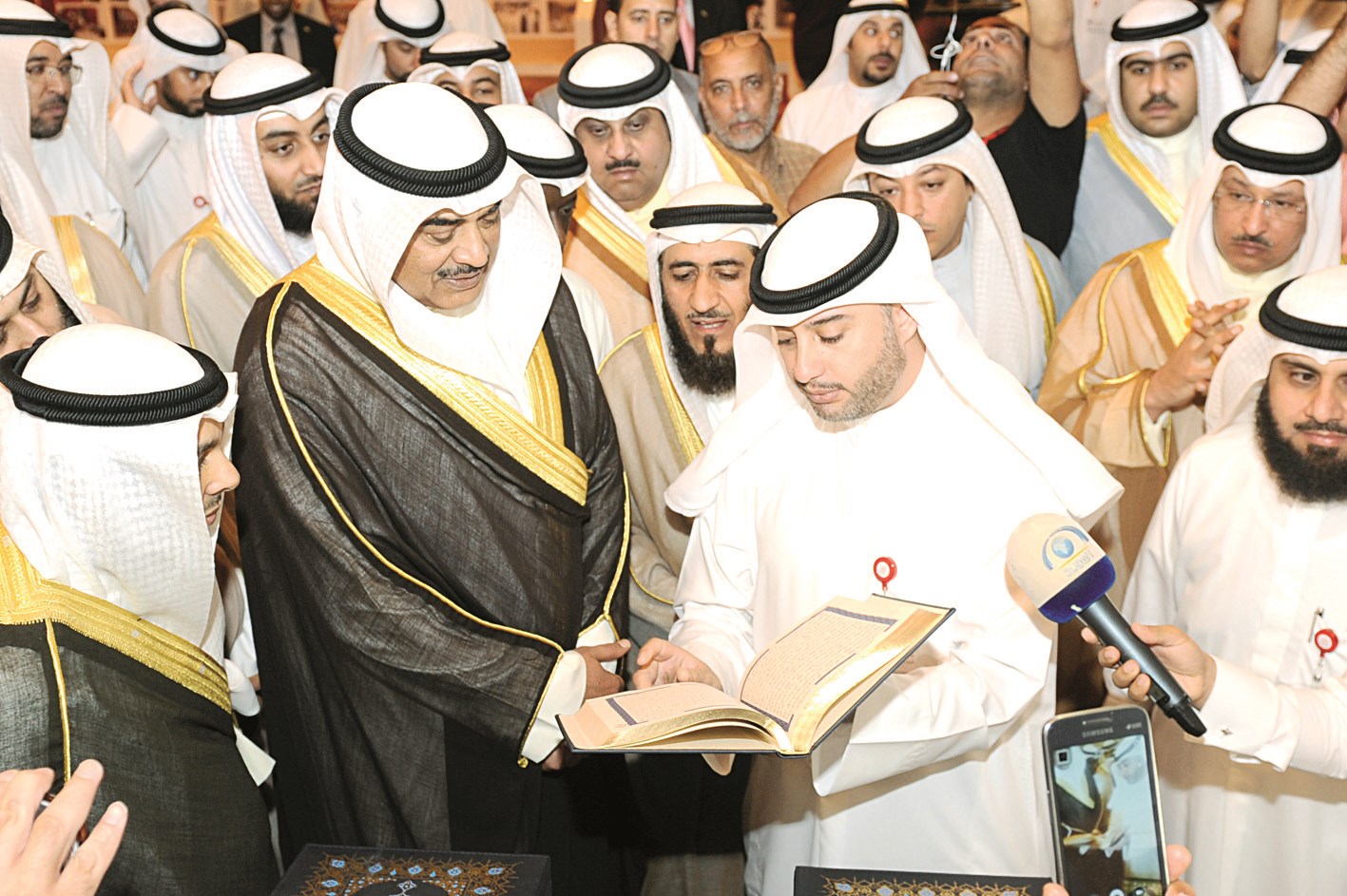 ... ويطلع على نسخة نادرة من القرآن الكريم