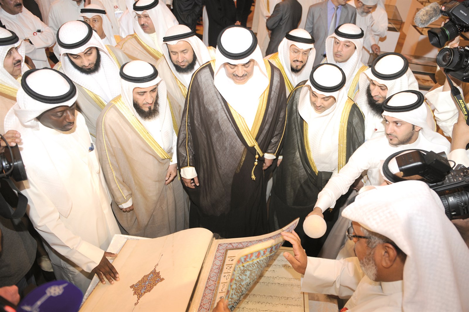 u0631u0626u064au0633 u0627u0644u0648u0632u0631u0627u0621 u0628u0627u0644u0625u0646u0627u0628u0629 u064au0637u0644u0639 u0639u0644u0649 u0623u0643u0628u0631 u0645u0635u062du0641 u0641u064a u0627u0644u0645u0639u0631u0636 u0627u0644u0645u0635u0627u062du0628 (u062au0635u0648u064au0631 u062cu0644u0627u0644 u0645u0639u0648u0636)