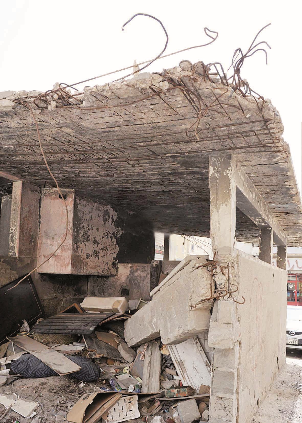 آيلة للسقوط وتهدد حياة المارة