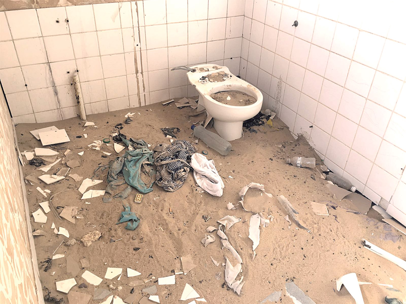 قاذورات ومخلفات في دورة مياه متهالكة