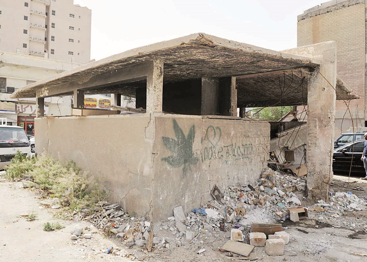 دورات مياه متهالكة والبلدية تسعى لترميمها (تصوير سعد هنداوي)