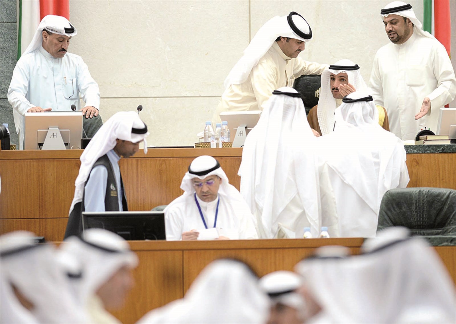 u0645u0646u0635u0629 u0627u0644u0631u0626u0627u0633u0629 u0648u0631u0634u0629 u0639u0645u0644 u0641u064a u062cu0644u0633u0629 u0623u0645u0633 (u062au0635u0648u064au0631 u0623u0633u0639u062f u0639u0628u062fu0627u0644u0644u0647)