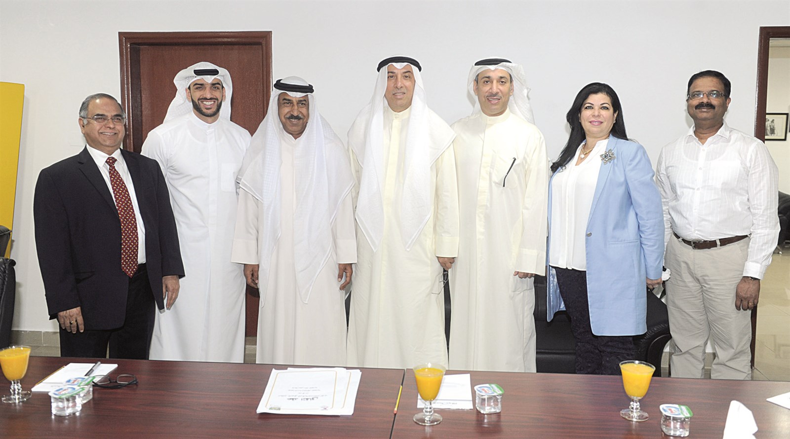 عادل الغانم متوسطاً سوزان اسبيته وجاسم الغانم وناجي الرويشد وناصر الغانم وأجاي جويل