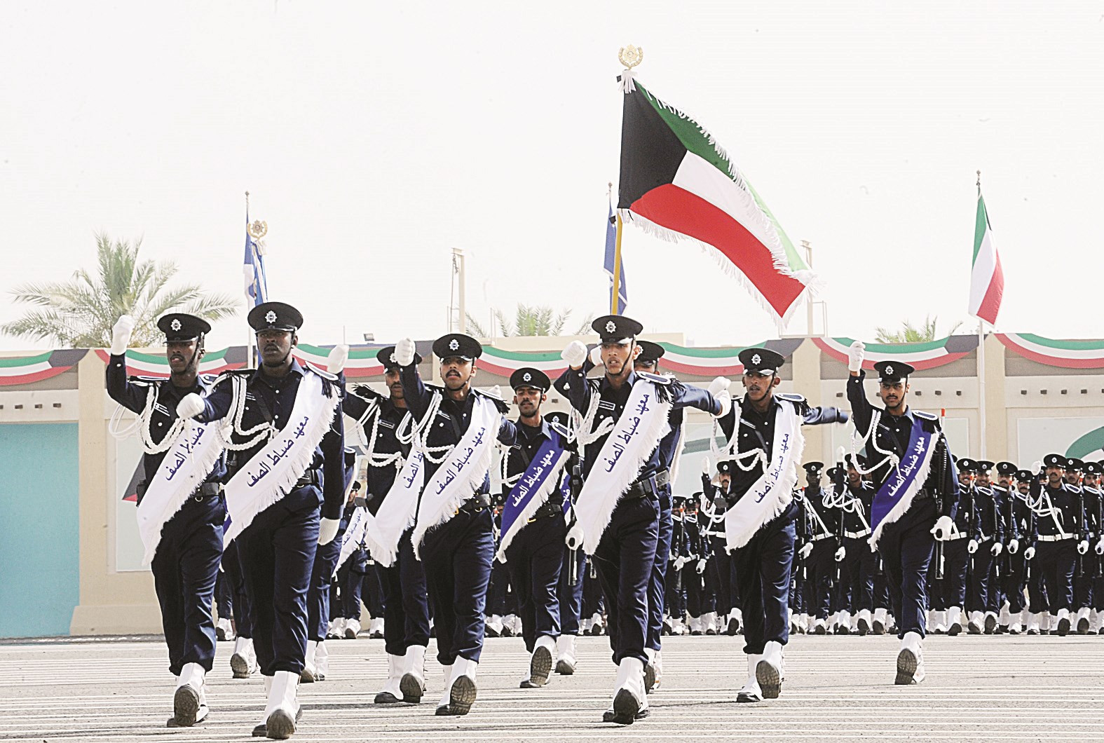 الخريجون يدخلون ميدان الأكاديمية