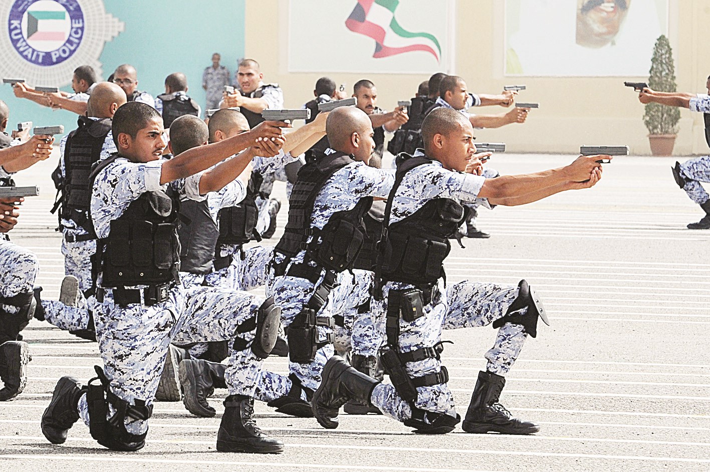 أفراد من القوات الخاصة يستعرضون مهاراتهم