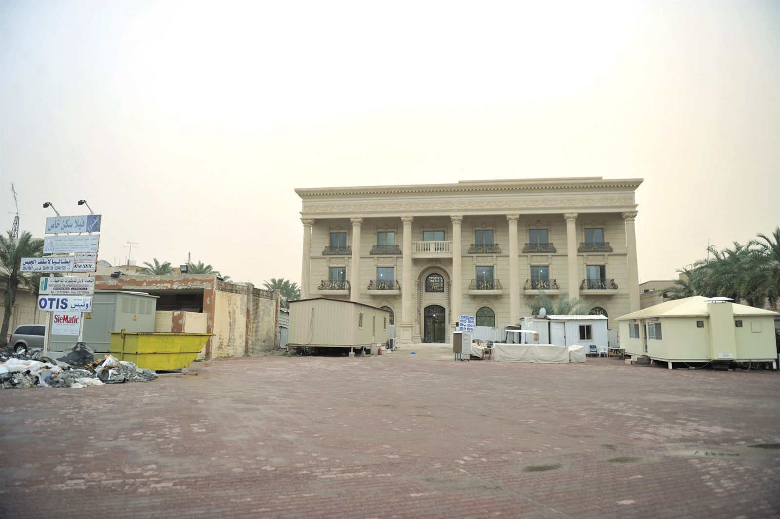 منزل الشيخ... ويبدو محول الكهرباء غير قريب منه