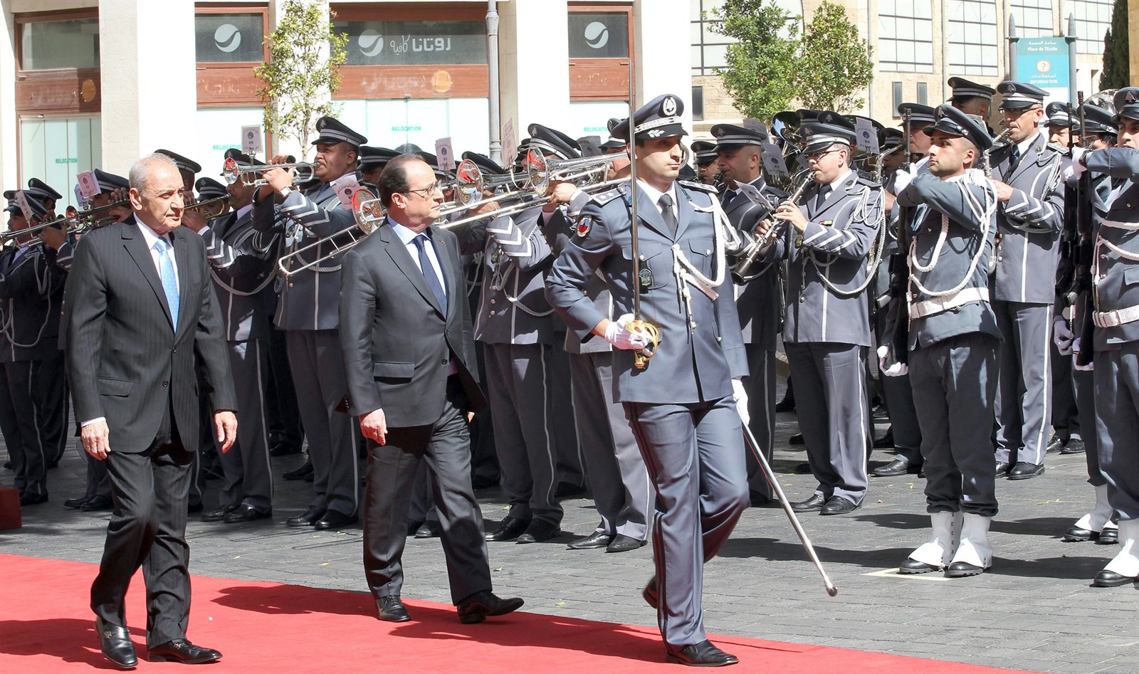 u0647u0648u0644u0627u0646u062f u0648u0628u0631u064a u064au0633u062au0639u0631u0636u0627u0646 u062du0631u0633 u0627u0644u0634u0631u0641 u0623u0645u0627u0645 u0645u0628u0646u0649 u0627u0644u0628u0631u0644u0645u0627u0646 u0641u064a u0628u064au0631u0648u062a u0627u0645u0633 (u0627 u0641 u0628)