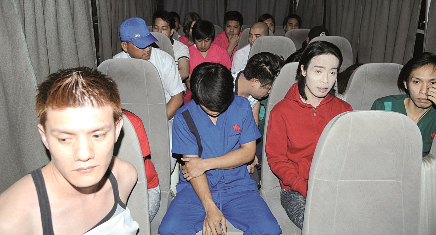 «متشبهون» تم القاء القبض عليهم