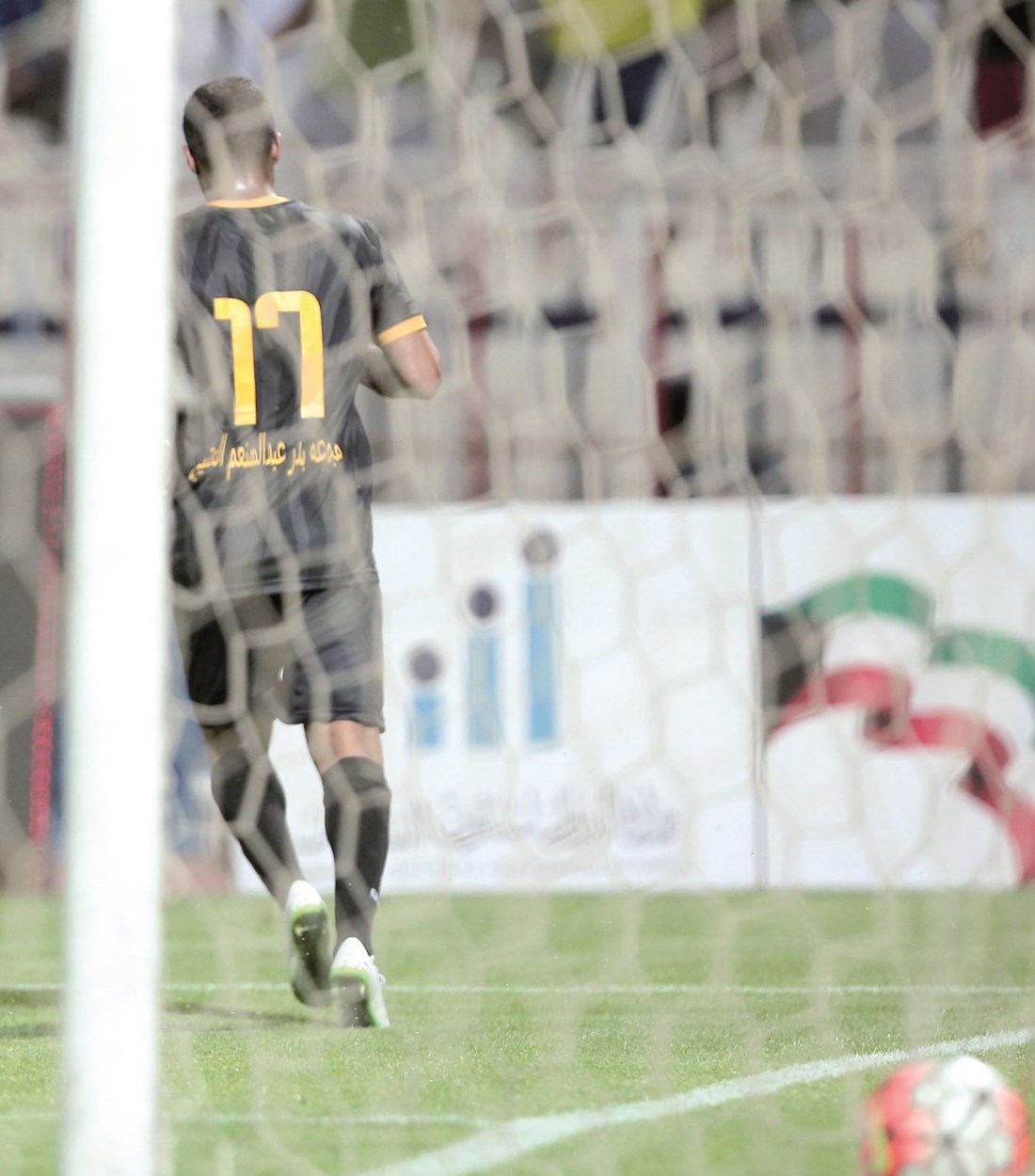 نجم القادسية بدر المطوع مرتدياً القميص الرقم 17... أهدى فريقه اللقب 17 أمس (الأزرق دوت كوم)