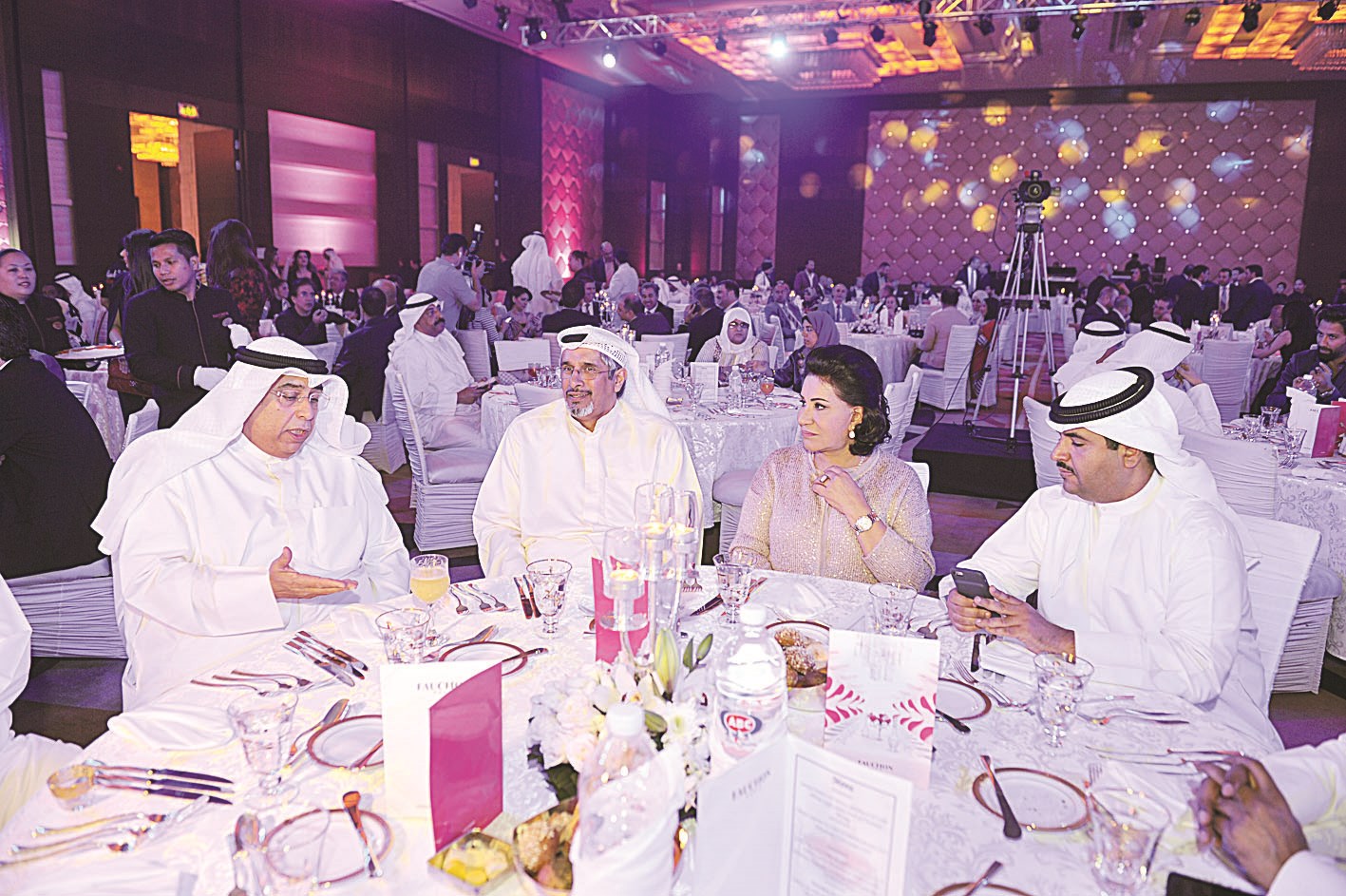 يوسف الجلاهمة محاطاً بكبار الضيوف