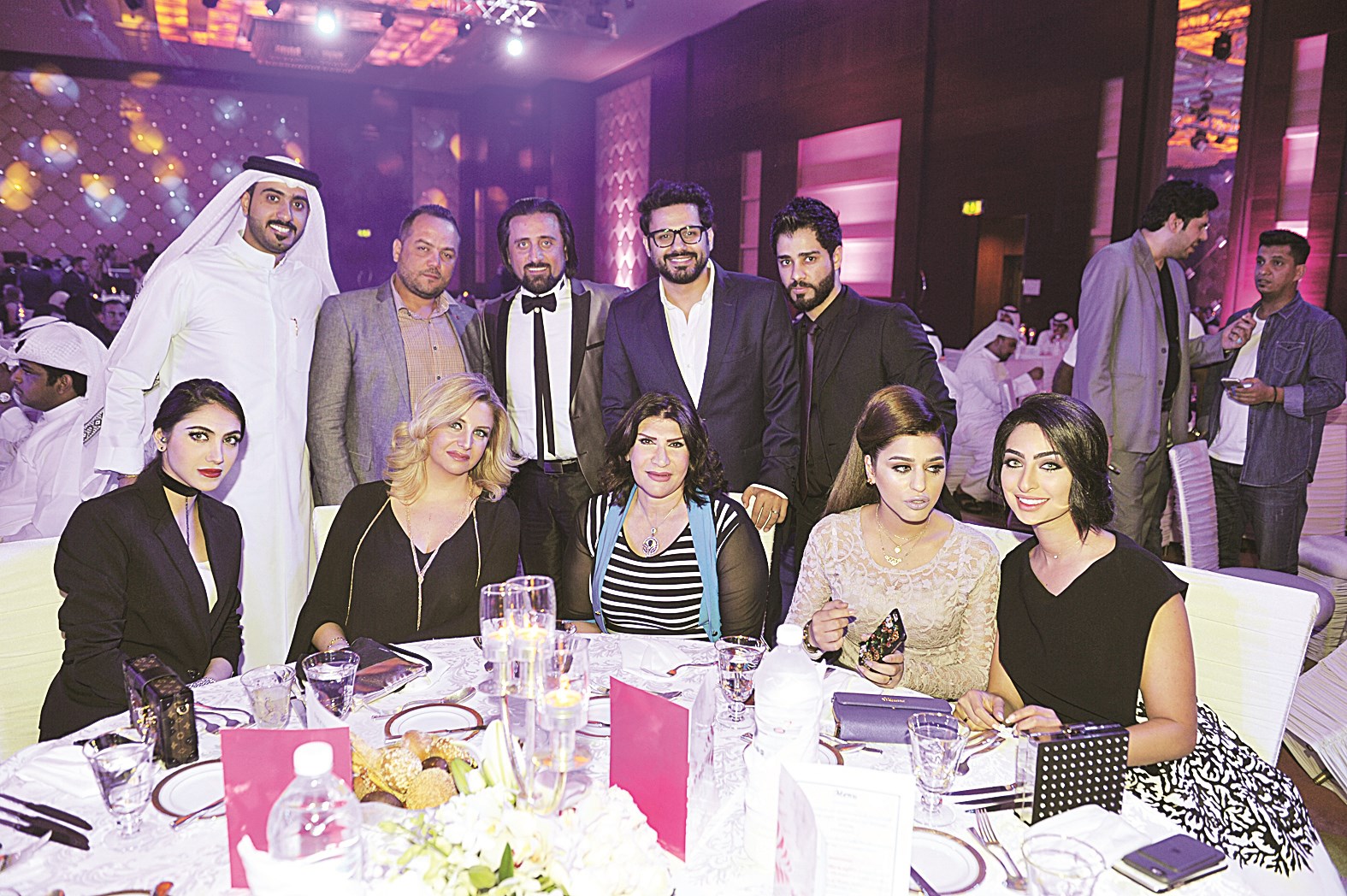 المخرج منير الزعبي متوسطاً النجوم الشباب