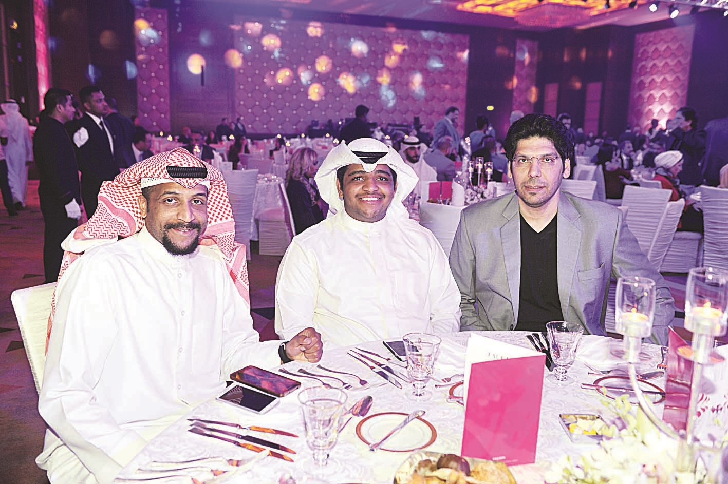 نايف البشايرة مع نجمي مسلسل «جميل ومستحيل»